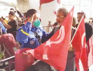 Chinese rescue teams greeted with joy at airport