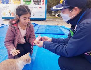 Japanese team teach origami to quake survivor children