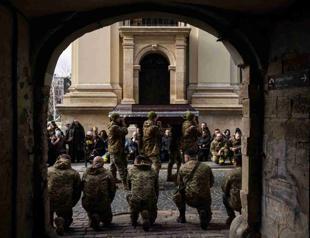 Ukraine leader pledges push for victory on war anniversary