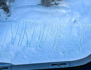 Family saved after pilot reads ‘Help’ written on snow