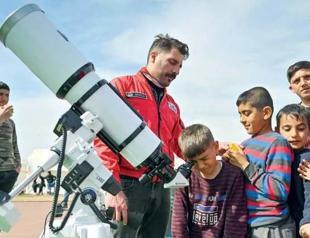 Quake survivor children stargazing in tent cities