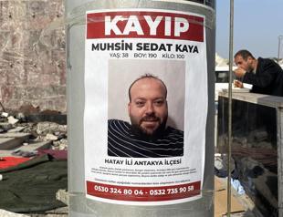 People searching for their missing quake victim relatives