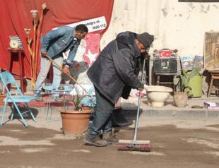 Local plays songs on quake-hit street