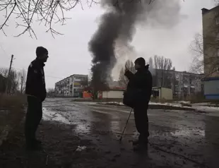 Russian minister inspects troops, US puts up new Ukraine aid