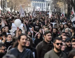 Greeks set to gather to mourn rail crash dead