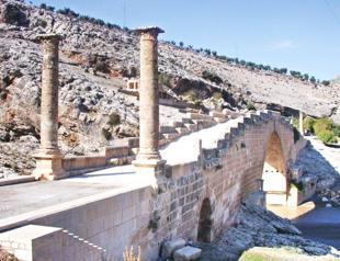 Nemrut’s statues stay strong, tumuli ruined