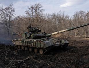 Ukraine moves to fortify embattled Bakhmut as Russia closes in