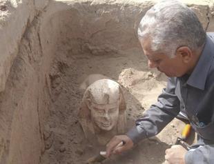 Smiley, dimpled sphinx statue found in Egypt