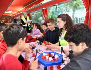 ‘Play bus’ put into service for quake survivor children