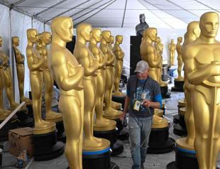 Oscars return, with slap jokes and hot dog fingers