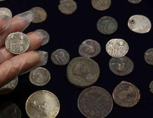 Peru returns seized Roman coins to Italy
