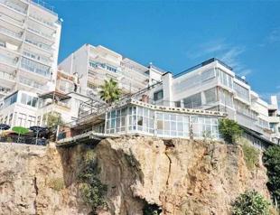 Cliffside buildings in Türkiye’s resort town Antalya cause panic