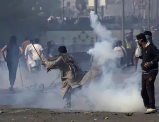 More clashes in Pakistan as police try to arrest Imran Khan