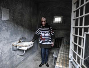 Like an animal: Replica of Navalnys cell set up in Paris