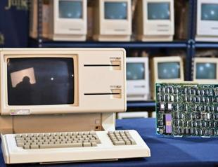 Apple archive goes under the hammer