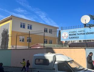 Parents protest against quake risk in front of risky school building