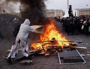 Frances Macron risks his government to raise retirement age