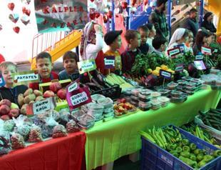 Kindergarten students open bazaar to help quake survivor children