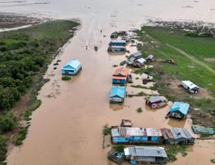 ‘Floating toilets’ help lake-dwelling poor