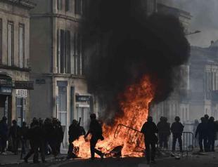 Violent French pension protests erupt as 1mln demonstrate