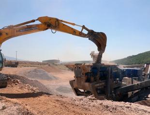 Contractors in quake zone struggle to find workers