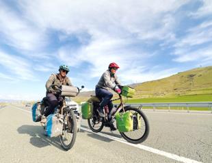 French couple to travel the world on bikes, pass by eastern Türkiye
