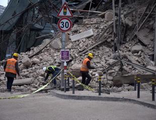 100-year-old building collapses in Istanbul’s Karaköy