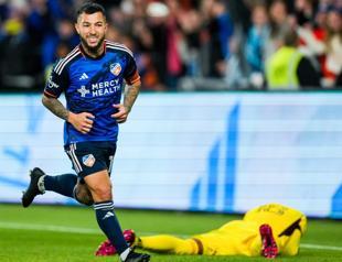 Cincinnati down Union to stay top