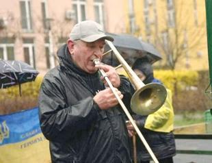 Musician vows to play trombone in Kiev ‘until we win’