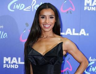 Singalong fans ejected, Bodyguard halted