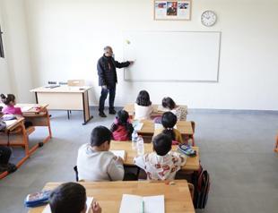 More than 27,000 students return to quake zone