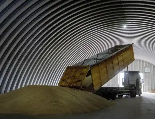 Poland prohibits food imports from Ukraine to soothe farmers