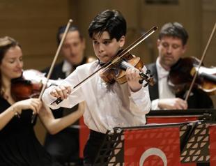 Child music prodigy conducts presidential orchestra