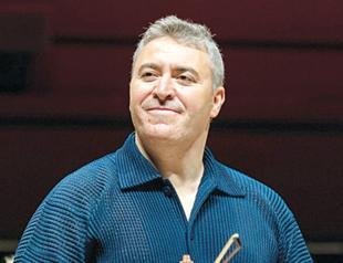 Violin virtuoso plays for quake victims