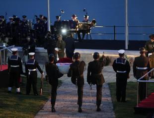 Anzac soldiers commemorated at dawn ceremony in Çanakkale