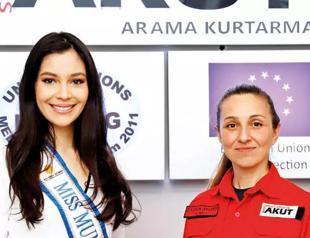 Miss Colombia delivers quake aid to AKUT