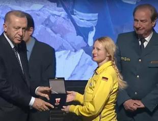 Türkiye decorates local, foreign rescue teams with state medal