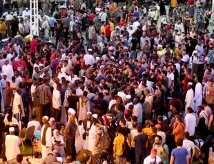 Crowds of those seeking rescue swell at Sudans main seaport