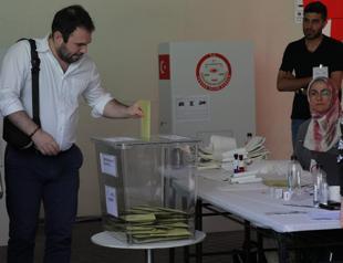 High turnout prompts extra ballot boxes abroad