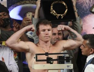 Alvarez batters Ryder to retain crown