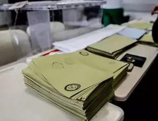 Displaced quake survivors seek help to vote