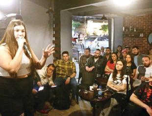 Syrian stand-up comedy has war-weary crowds in stitches