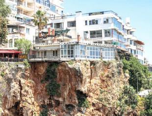 Building on cracked cliff deemed ‘safe’