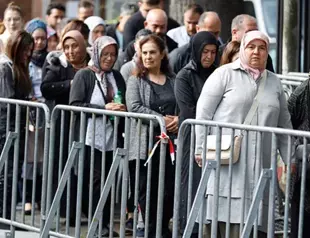 Turks abroad form long lines to vote in runoff elections