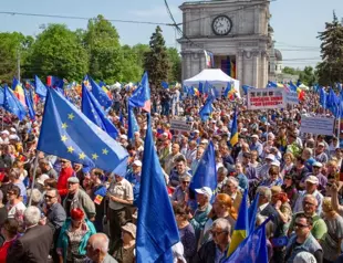 Tens of thousands of Moldovans rally for EU membership