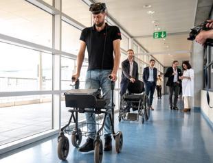 Paralyzed man walks via thought-controlled implants