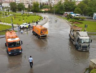 Extreme rainfall in country floods streets, properties