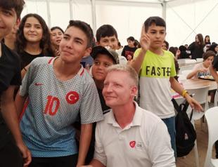 Quake-hit children bid farewell to retired British soldier with love, gifts