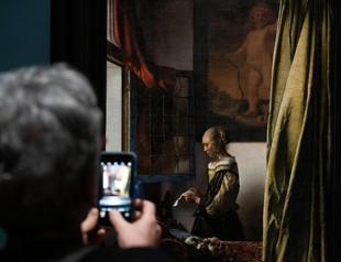 Hit Vermeer show ends in Amsterdam