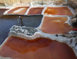 Sahara salt diggers struggle to maintain trade